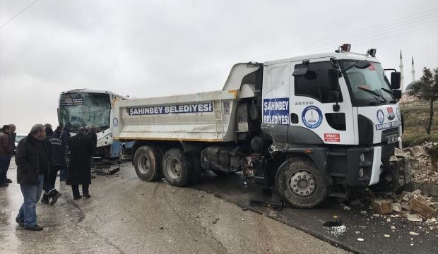 Halk otobüsü ile kamyon çarpıştı: 5 yaralı