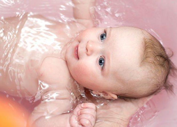 Bebeklere banyo nasıl yaptırılır? Yenidoğan banyosu ve bebek yıkamanın püf noktaları