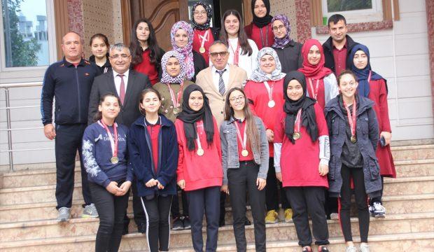 Başarılı sporculardan Kaymakam Şimşek'e ziyaret