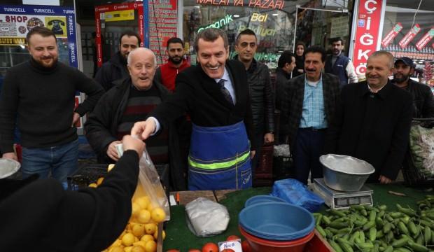 Ömer Arısoy pazarcı önlüğünü giyerek satış yaptı