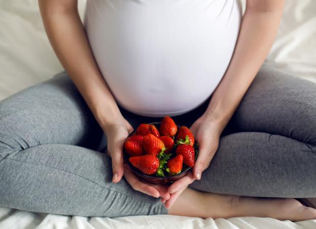 Hamilelikte çilek yemek leke yapar mı? Hamilelikte çilek cinsiyeti belli eder mi?