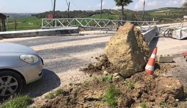 Mobese direğine çarpan kamyonun sürücüsü yaralandı