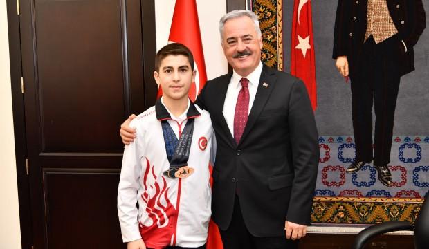 Yaz okulunda keşfedildi, dünya 3.'sü oldu
