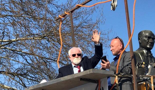 Bağımsız adaydan vinç üzerinde mini miting