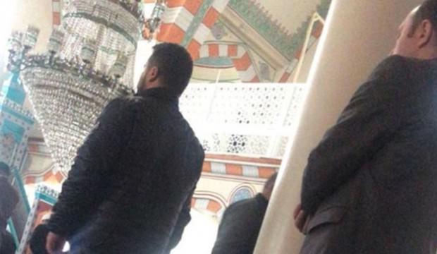Camide polis müdürünün önünde saf tutunca yakalandı!