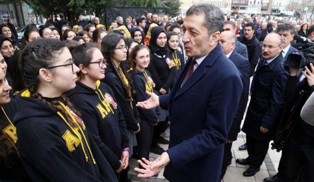 Bakan Selçuk'un öğrencilerle gülümseten diyaloğu