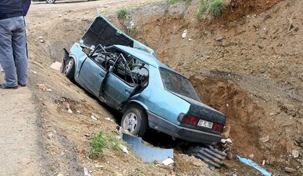 Klimayı açmak isterken otomobil şarampole yuvarlandı