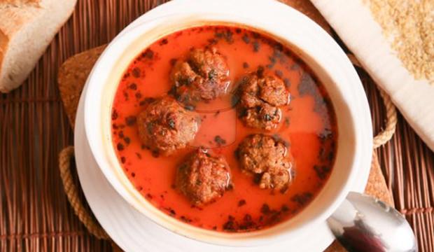 Köfteli çorba tarifi: 250 gram kıyma, 1 dilim bayat ekmek, 3 adet domates...