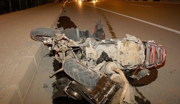 Otomobille çarpışan motosikletle hurdaya döndü: 1 ölü, 1 yaralı