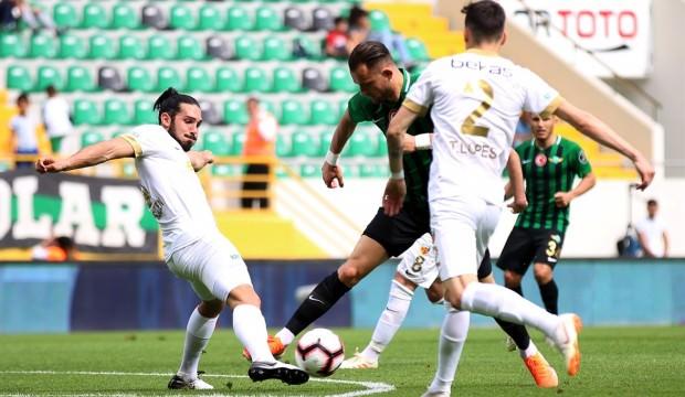 Akhisar 90+3'te Asamoah Gyan'a takıldı