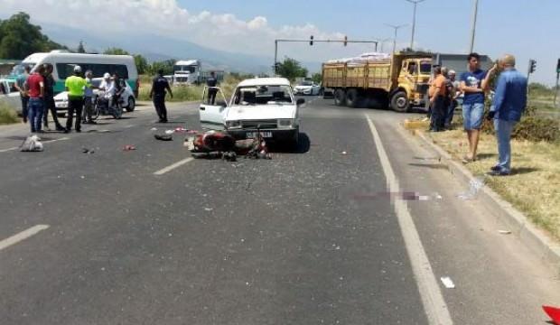 Otomobil ile motosiklet çarpıştı: 1 ölü, 2 yaralı