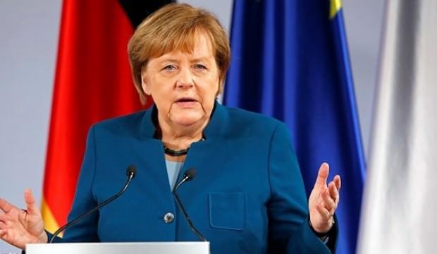 Merkel'den inanılmaz itiraf! 'Elimiz mahkum'