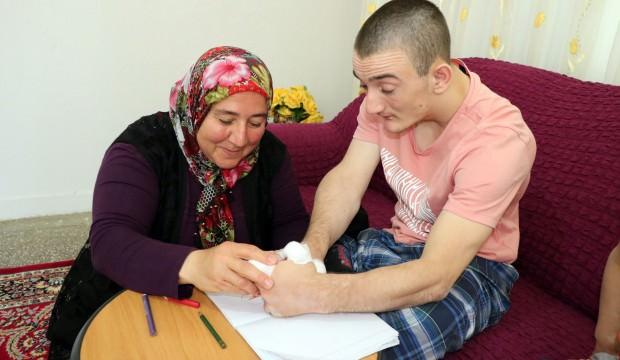 Parmaklarını yemesi engellenemiyor! Tek isteği asansör...