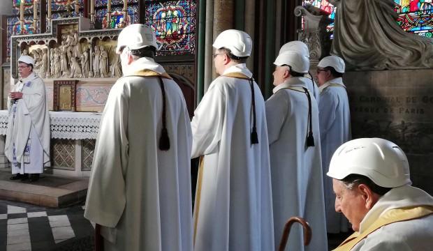 Dünyanın gözü önünde yanmıştı! Notre Dame'de ilk ayin yapıldı