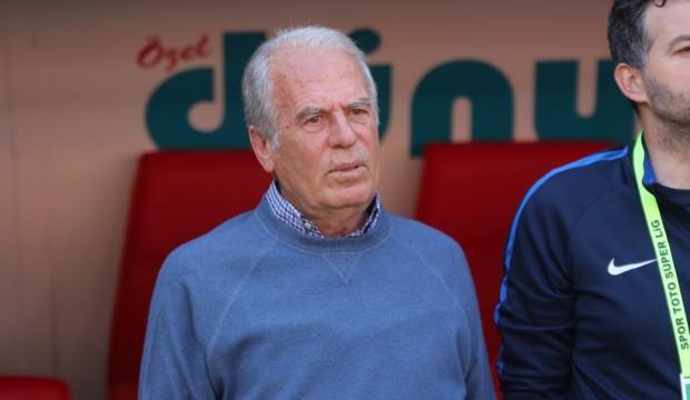 Teknik direktör Mustafa Denizli İran'a gitti