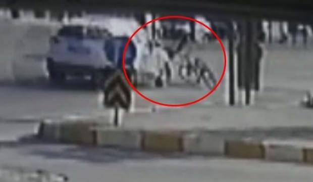 İki otomobilin çarptığı bisikletli genç hayatını kaybetti
