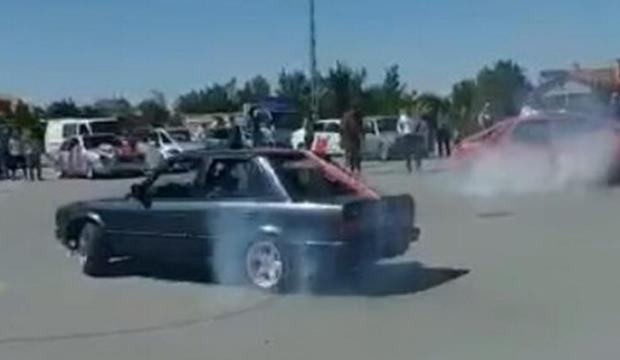 Konya'da dÃ¼ÄÃ¼n konvoyunda eskort olarak yer alan otomobillerin drift yaptÄ±ÄÄ± ve gelin aracÄ±yla yarÄ±ÅtÄ±ÄÄ± anlar cep telefonuyla gÃ¶rÃ¼ntÃ¼lendi. ile ilgili gÃ¶rsel sonucu