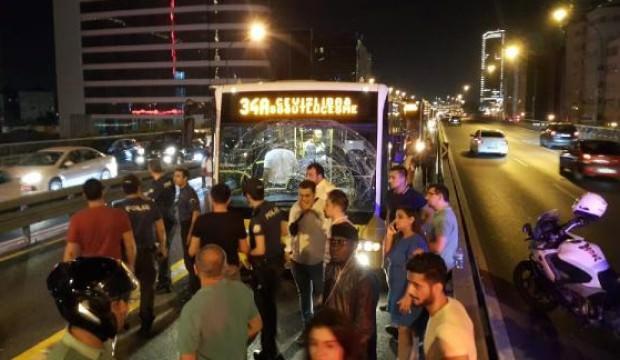 Metrobüs kaza yaptı, seferler durdu!