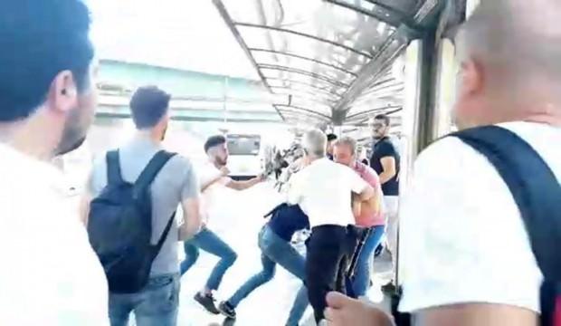 Metrobüs durağında kavga: Uyardı diye dövdüler