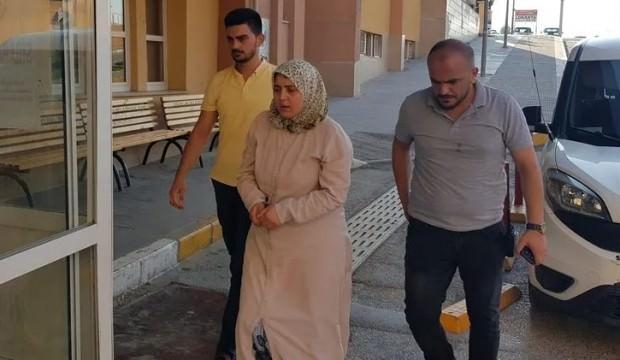 Babasını boğazından bıçaklayarak öldürdü
