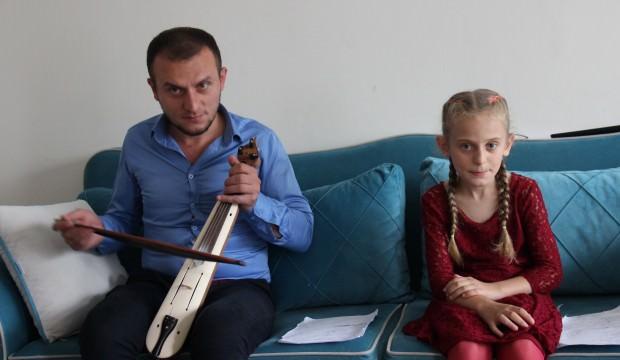 Rizeli baba kızın karşılıklı atma Türkü keyfi