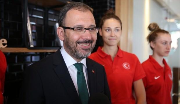 Bakan Kasapoğlu genç millileri kutladı