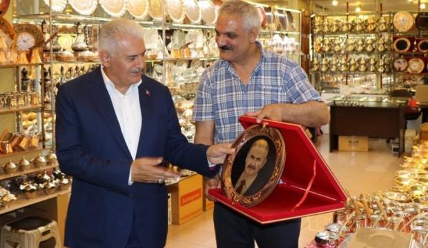Binali Yıldırım, çatık kaşlı portresini görünce espriyi patlattı