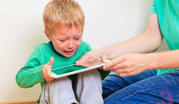 Cep telefonuyla oynayan çocukları bekleyen tehlike