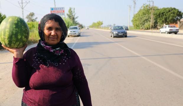 Para etmeyen karpuzu karayolunda satmaya çalışıyorlar