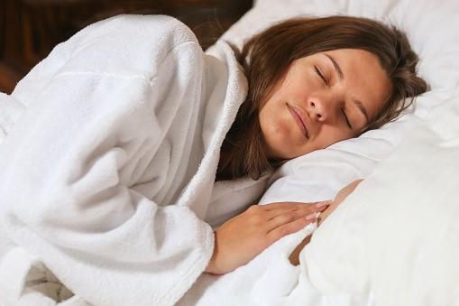 Gece uykuda terlemenin nedenleri nelerdir? Terlemeye iyi gelen doğal yöntemler...
