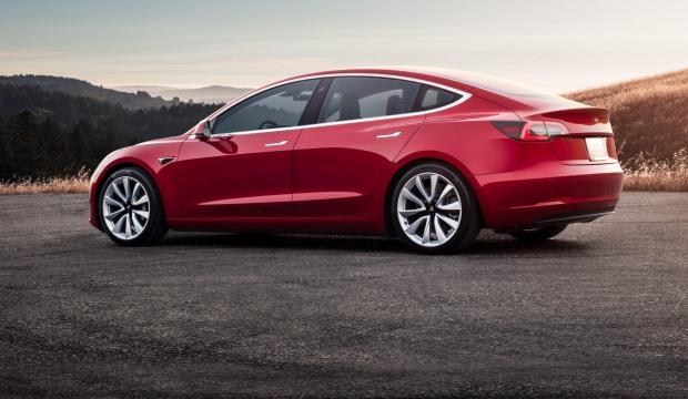 Tesla araçlarına YouTube, Hulu ve Netflix izleme özelliği geliyor