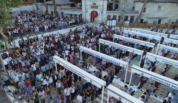 Eyüp Sultan Camii'nde bayram namazı