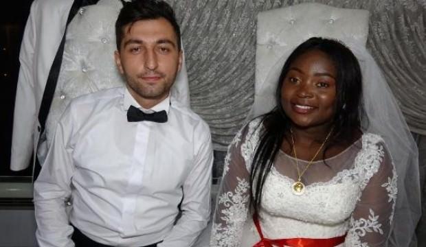 Çiçek alan Zambiyalı genç kıza gönlünü kaptırdı