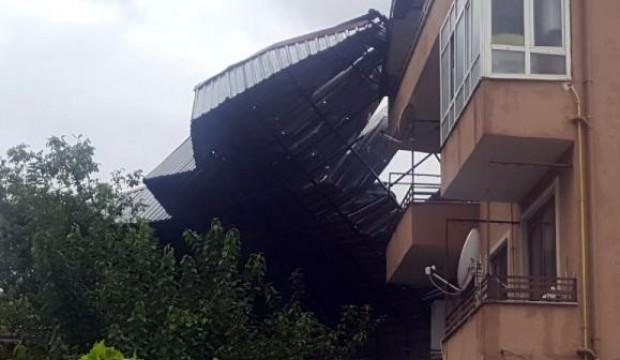 Sapanca’da fırtına çatı uçurdu, ağaçları devirdi