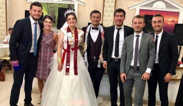 Polis olan gelin ve damada ilginç takı