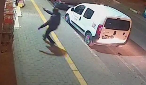 Kaldırımda korkunç cinayet kamerada