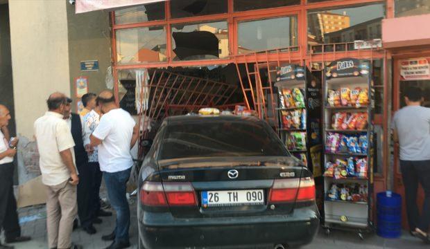 Kontrolden çıkan araç bakkala girdi