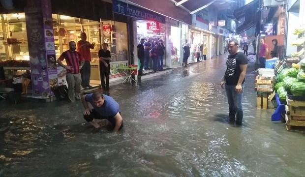 Sağanak yağış işyerlerini sular altında bıraktı