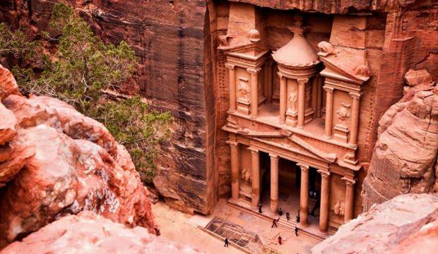 Ürdün'de turist otobüsüne ateş açtılar!