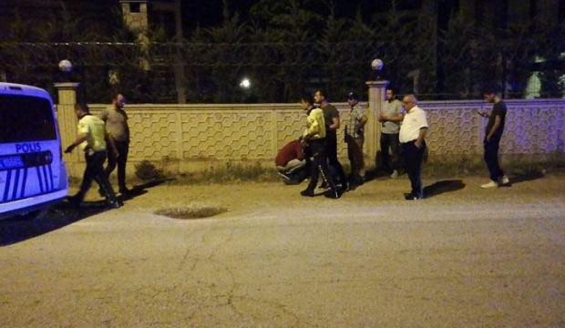 Otomobil takla attı, sürücü arkadaşlarını bırakıp kaçtı