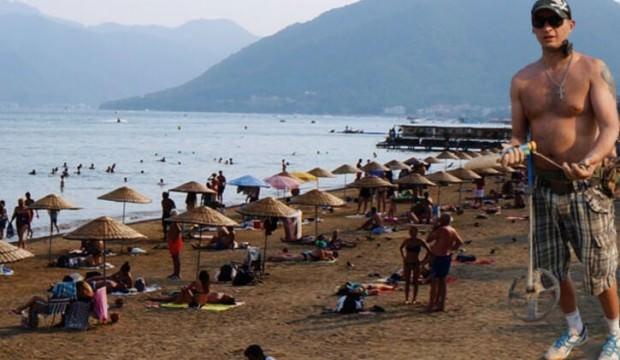 Plajda herkesin gözü önünde define aradı