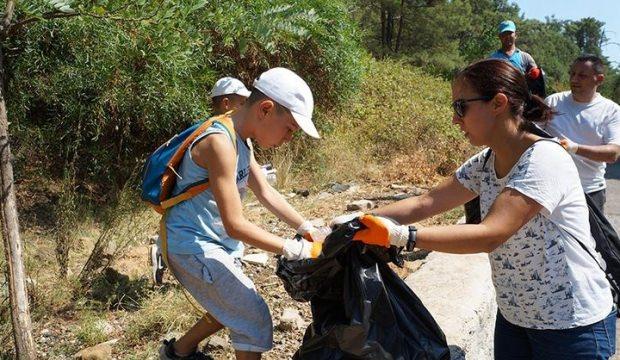 Sosyal medyadan örgütlenip çöp topladılar
