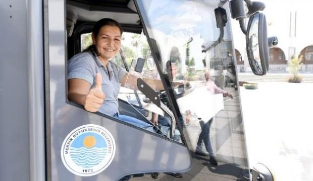 Yol süpürme aracının kadın şoförü