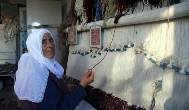 61 yıldır dokuduğu halıları ilmek ilmek işliyor