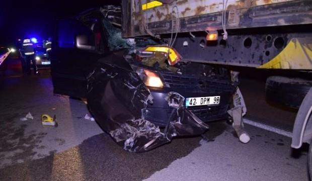 TIR'a çarptı hurdaya dönen araçta can verdi