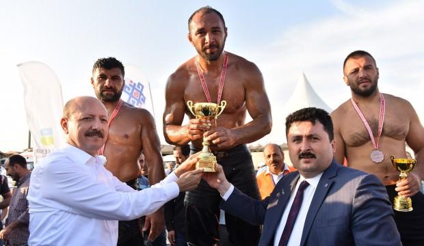 Altıeylül'de başpehlivan Ali Gürbüz!