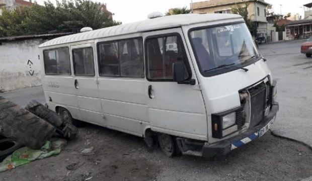 Çalınan minibüs, lastiği patlak halde terk edilmiş bulundu