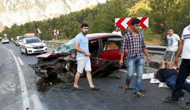 İki otomobil kafa kafaya çarpıştı: 1 ölü, 5 yaralı
