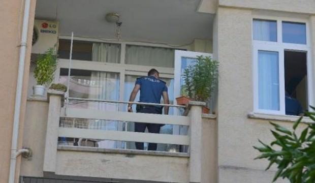 Oğlu yaptığı menemeni beğenmeyen anne, balkondan atladı