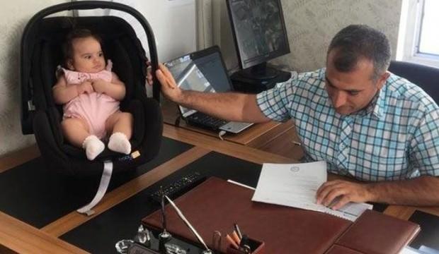 Öğretmen dersteyken bebeği okul müdürüne emanet